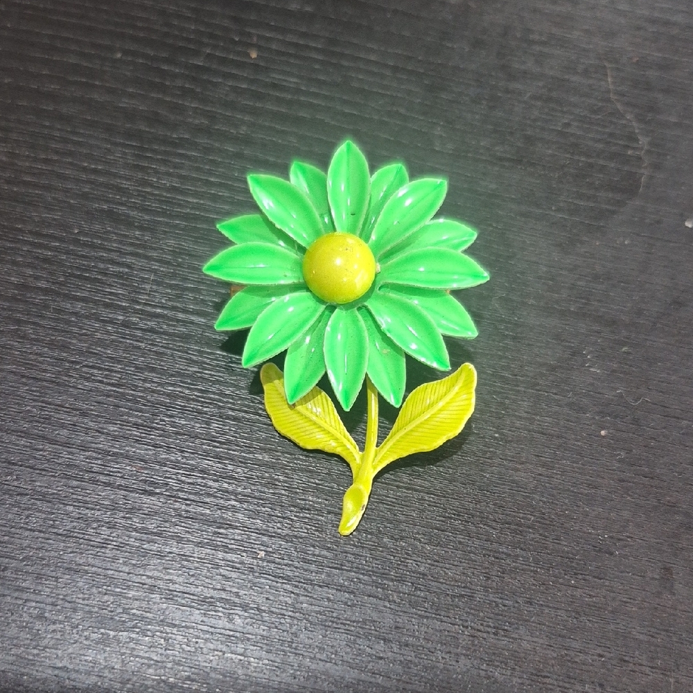 Vintage Green Enamel Floral Daisy Brooch